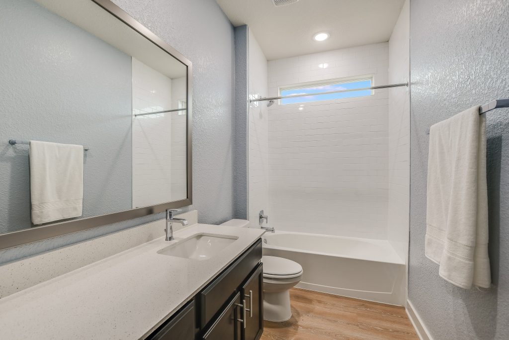 Hallway bathroom between the two front bedrooms. Window for natural light. In pristine condition.